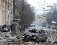 De acuerdo con la agencia UNIAN, las explosiones tuvieron lugar en el centro mismo de Járkov, a 1,5 kilómetros de la Plaza de la Libertad, que fue bombardeado la víspera.