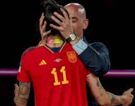 Rubiales besando a Jenni Hermoso.