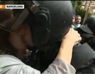 Fotografía del 1 de octubre de 2013, policía involucrado junto a la mujer durante el momento de los hechos. (Youtube)