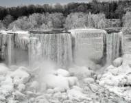 Cataratas del Niágara parcialmente congeladas.
