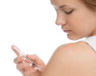 La diabetes tipo 1 tiende a aparecer temprano en la niñez o la adolescencia. Puede estar vinculada a la genética o desencadenarse por una infección viral.