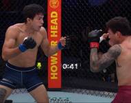 Andrés Luna en pleno combate contra el brasileño Alessandro Costa.