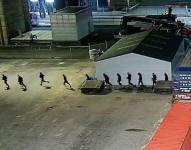 Recolectores de cocaína en acción filmados por las cámaras de seguridad del puerto de Rotterdam.