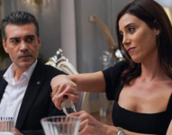 Asya confía mucho en su marido. Sin embargo, ella sospecha que él es infiel cuando descubre un mechón de cabello rubio en la bufanda de Volkan.