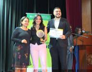Imagen de Fernando Terranova y Olga Chang de Ecuavisa recibiendo el reconocimiento de la Universidad Politécnica Salesiana de Guayaquil.