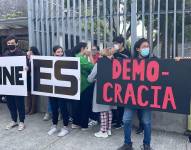 Trabajadores audiovisuales permanecen en los exteriores de la Asamblea pidiendo un pronunciamiento a favor de la Ley de Transformación Digital.
