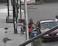 El hombre agarra al niño más pequeño mientras caminaba varios pasos por delante de los demás.