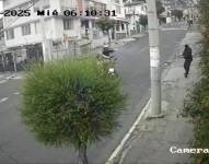 Momento en el que los delincuentes disparan contra el guardia de seguridad.