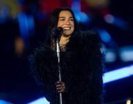 Dua Lipa interpretando Antología de Shakira.