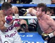 Canelo Álvarez atacando a Golovkin en la pelea pasada.