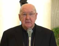 Esta foto tomada y distribuida el 21 de abril de 2025 por The Vatican Media muestra al cardenal Kevin Farrell, Camerlengo de la Santa Iglesia Romana anunciando la muerte del Papa Francisco en El Vaticano.