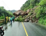 Un deslizamiento provocó el cierre total de la vía Alóag-Santo Domingo.