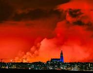 Las imágenes de la explosión muestran nubes de humo y magma brillante rezumando y burbujeando de los respiraderos de la Tierra.