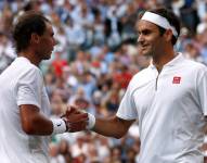 Rafa Nadal y Roger Federer saludando en su duelo de Wimbledon en el 2019.