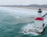 Formaciones heladas sobre el lago Michigan mientras el vapor de agua crea un efecto surrealista en el horizonte.