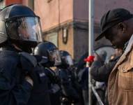 Autoridades de Barcelona en el operativo de desalojo en el edificio B9.