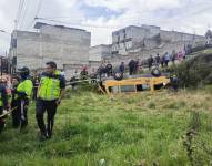 Una furgoneta escolar se volcó en Guamaní.