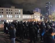 Policía Nacional en los exteriores de la Casa de la Cultura en Quito. Twitter