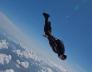 Foto referencial de un salto en paracaídas desde un helicóptero.