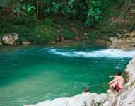 Feriado de Semana Santa: la Laguna Azul, en la Amazonía, recibe a miles de turistas cada año