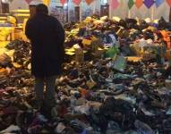 Miles de zapatos, ropa inservible y otros objetos llegaron a Alausí para los damnificados.