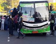 Aglomeración de personas en la avenida Simón Bolívar.