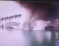 Una imagen fija de un vídeo distribuido por el Servicio de Seguridad de Ucrania (SBU) el 3 de junio de 2025 muestra una explosión en el puente de Crimea.