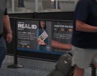 A partir de hoy, quienes viajen dentro de EE. UU. deben usar una identificación estatal que cumpla con la ley REAL ID o estarán sujetos a revisiones adicionales