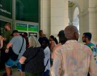 Turistas extranjeros no podrán usar dólares en los bancos de Cuba para obtener moneda local.