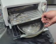 Imagen de suciedad en equipos quirúrgicos en un centro estético de Guayaquil.