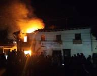 Casa se incendia tras explosión de moto bomba en el Valle del Cauca.