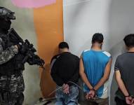 Imagen de tres de los 13 detenidos en la irrupción armada en TC Televisión. Uno de los jóvenes en la foto tiene 15 años.