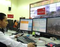 Los operadores del ECU 911 atienden las emergencias.