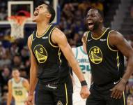 Jordan Poole y Draymond Green, jugadores de Los Warriors de Golden State.