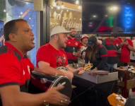 Hinchas de Flamengo coreando canciones de su equipo.
