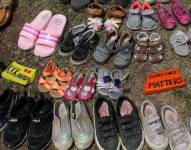 En semanas recientes, la gente dejó calzado de niños en monumentos conmemorativos para honrar a los que murieron en las escuelas indígenas de Canadá.