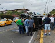 Imagen del accidente de tránsito donde estuvo involucrado Marco Angulo, en la vía Guayaquil-Salinas.