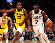 Jaylen Brown, figura de Los Celtics controlando el balón.
