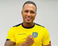 Antonio Valencia posa con la camiseta de la selección de Ecuador
