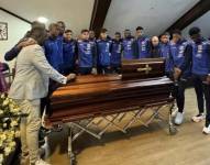 Jugadores de Ecuador en el velorio de Roberto Cabezas