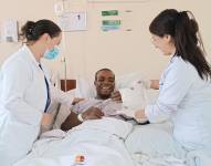 Bryan Benett junto al personal de salud que lo atendió tras la intervención quirúrgica.