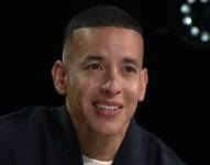 Daddy Yankee, cuyo nombre real es Ramón Luis Ayala Rodríguez, es un cantante, compositor, productor y actor puertorriqueño, ampliamente reconocido como el Rey del Reguetón por su gran influencia en el género. Pionero del reguetón, ayudó a popularizar este género musical a nivel mundial a principios de los años 2000, con éxitos como Gasolina.