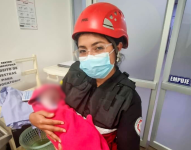 Imagen de la paramédico con el niño que nació en una ambulancia.