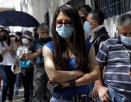 Ecuatorianos usan mascarillas para evitar contagios