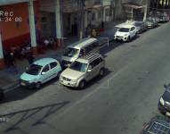 Imagen de un carro captado por una cámara de seguridad, en Guayaquil.