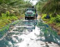 Imagen del combustible derramado en el sector de Pueblo Nuevo de Quinindé, Esmeraldas, este 28 de octubre.