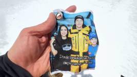 Marcelo Segovia con una foto de su familia durante el ascenso al Everest.