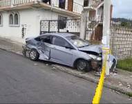 Imagen del auto que fue chocado por un conductor que ignoró una señal de Pare, en Ambato, al mediodía del sábado 25 de enero.