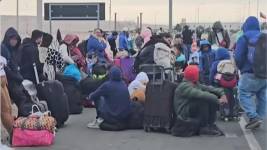 Cientos de migrantes saliendo de Chile.
