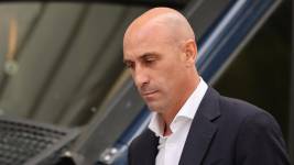 El expresidente de la federación española de fútbol, Luis Rubiales, abandona la Audiencia Nacional de Madrid el 15 de septiembre de 2023